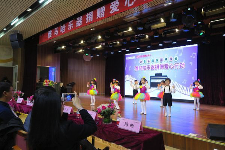 音乐之声暖寒冬 狗万乐器捐赠爱心行动走进中国儿童中心艺术宫